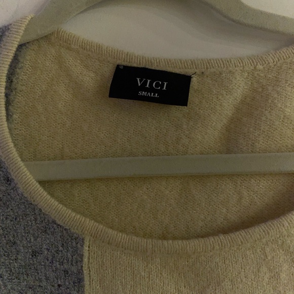 SOLD VICI cream, white, & grey cropped sweater Size M - Picture 2 of 8